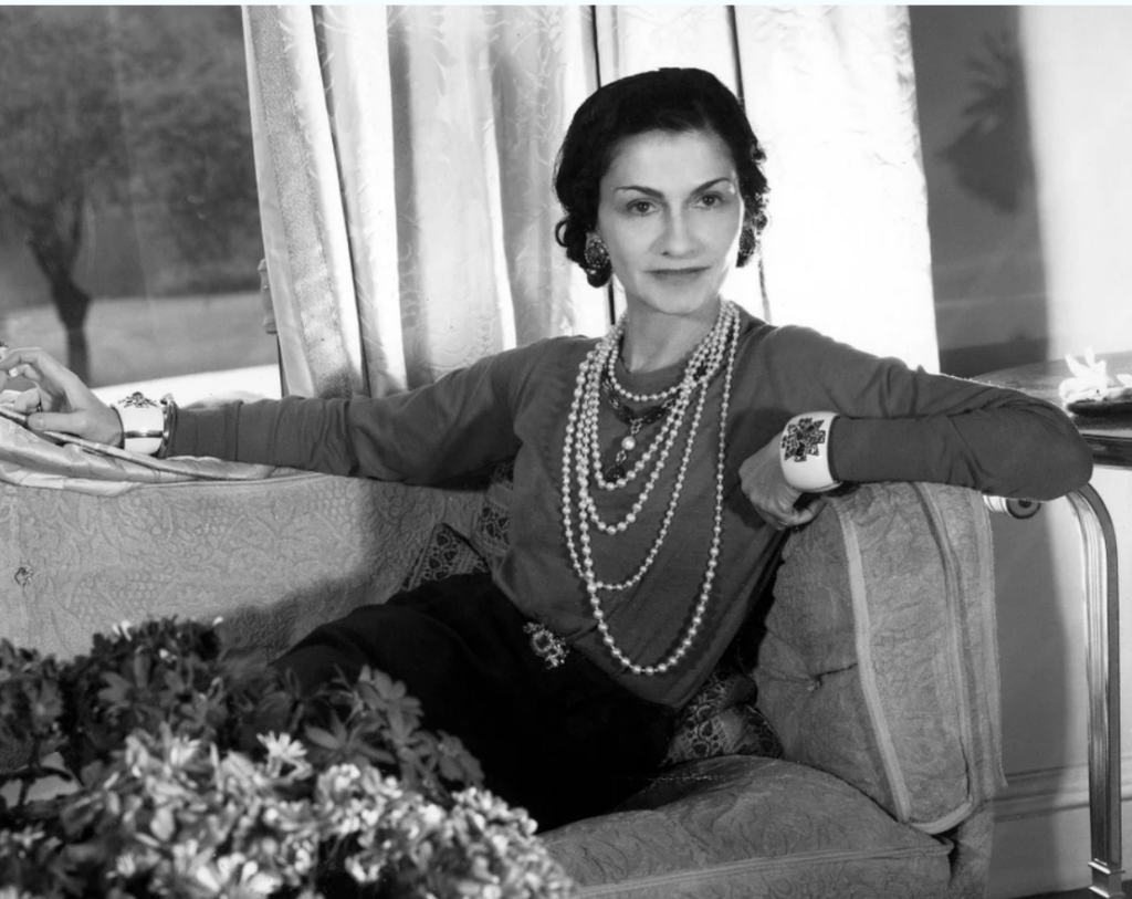 Cine conduce Chanel? O poveste care durează de un secol