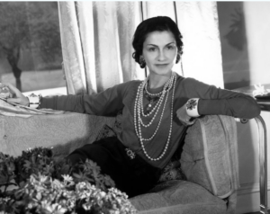 Cine conduce Chanel? O poveste care durează de un secol