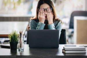 Femeile din România sunt mai afectate de burnout decât bărbații