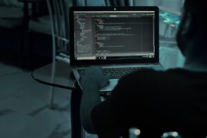 Datele personale ale unor PARLAMENTARI europeni şi britanici au ajuns pe dark web