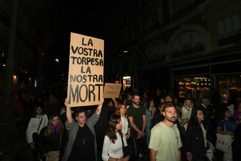 Proteste masive în Spania, în urma inundațiilor devastatoare. Mii de oameni au ieșit în stradă: „Ne-ați ucis”