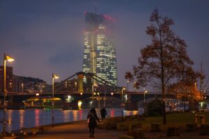 Economia ZONEI EURO tinde spre relansare, dar există riscuri asociate deficitelor bugetare și tensiunilor geopolitice
