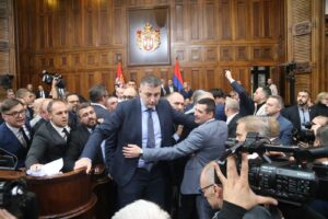 Parlamentul Serbiei, scena unei ÎNCĂIERĂRI între membrii partidului de guvernare și cei din opoziție