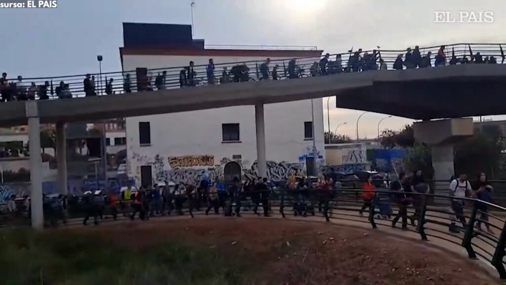 SOLIDARITATE IMPRESIONANTĂ. Peste o sută de mii de SUFLETE se înscriu voluntari în ajutorul sinistraților în Valencia