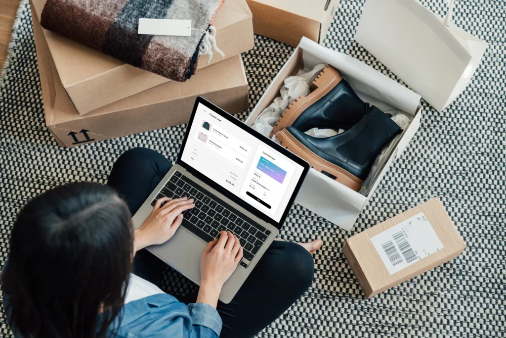 Românii preferă să cumpere online. Ce gândește cumpărătorul
