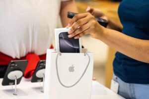 Apple renunţă la ideea de a comercializa iPhone-uri pe abonament