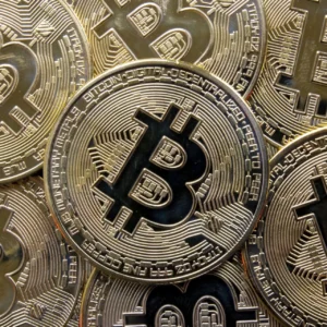 Bitcoin depășește 100.000 de dolari.