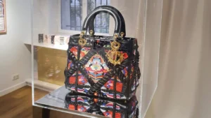 O geantă Lady Dior, realizată de Mircea Cantor, ajunge la licitație