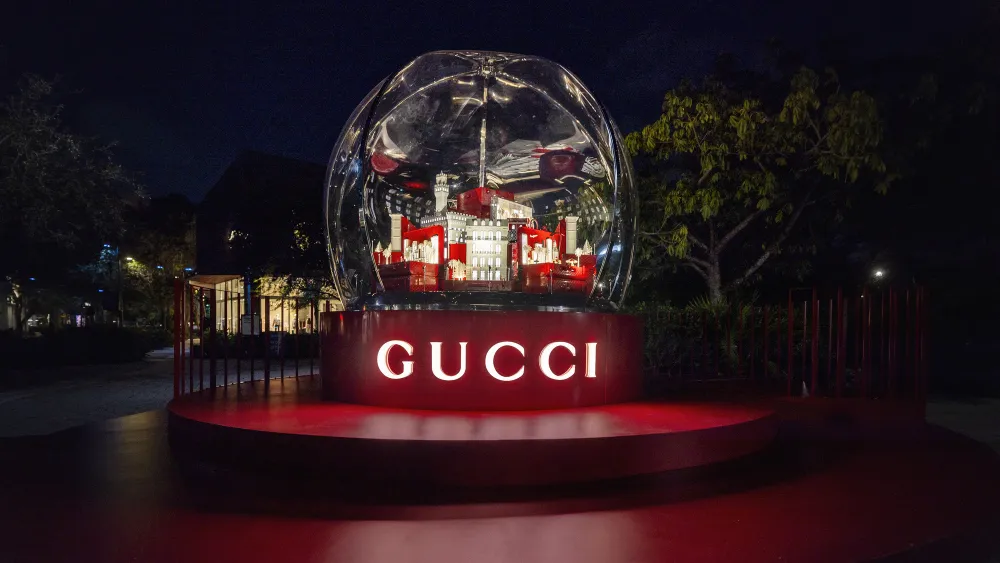 Gucci a ales o abordare tradițională, cu globuri din sticlă Murano