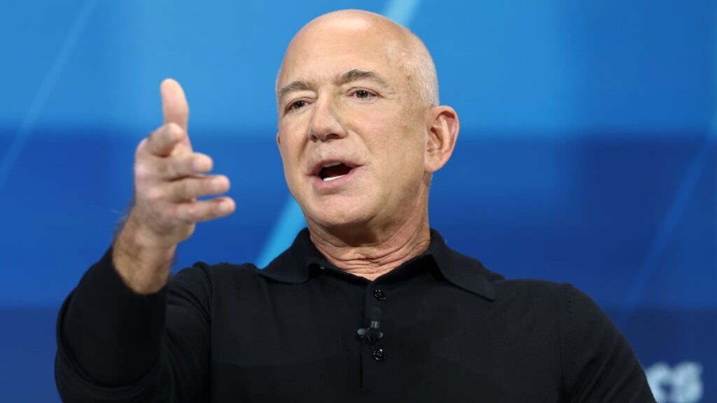 Bezos va dona 1 milion de dolari pentru fondul lui Trump