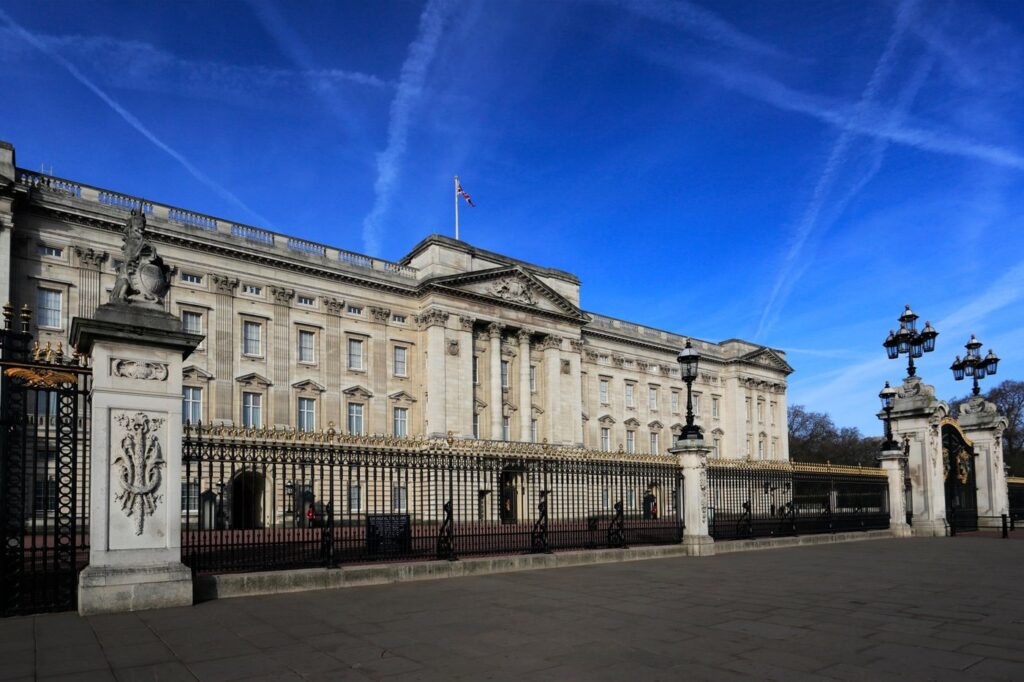 O angajată de la Palatul Buckingham a fost arestată. Ce acuzații i se aduc