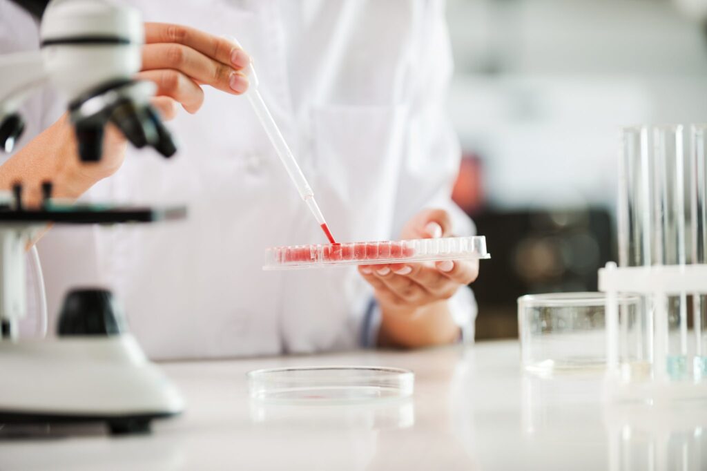 NHS studiază un test care va revoluționa diagnosticarea demenței