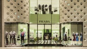 Prada se pregătește să preia Versace
