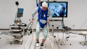 Un bărbat paralizat merge din nou datorită unui implant cerebral