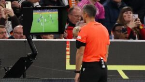 Un arbitru a fost mușcat de testicule și a anulat meciul