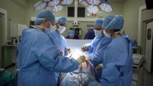 Medicii tineri domină sistemul de sănătate din România