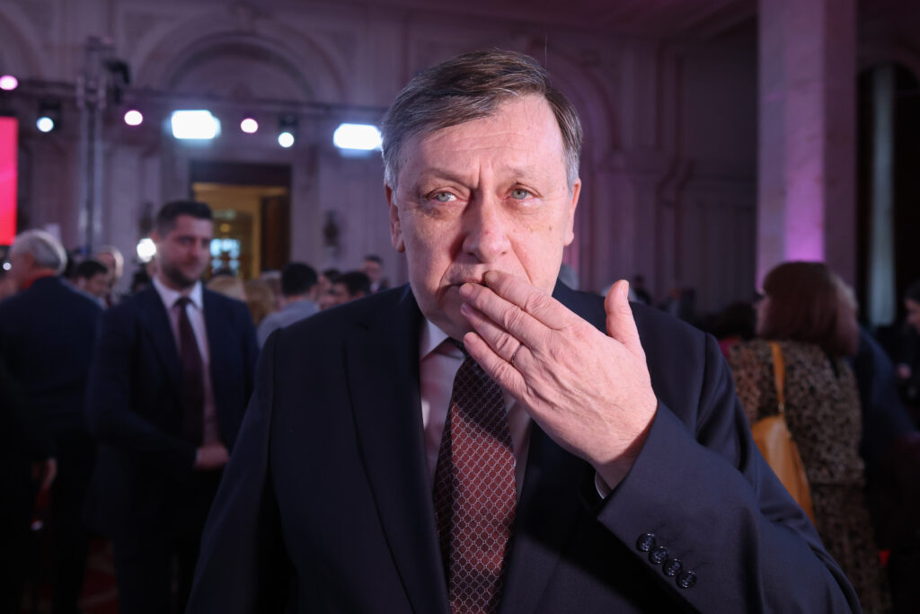 Crin Antonescu anunță un proiect de lege privind eliminarea pensiilor speciale pentru magistrați