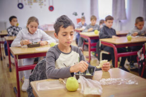 Profesori: Sărăcia, principala piedică în calea performanței elevilor din învățământul simultan