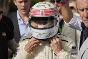 Schumacher a dat un autograf pe o cască, la 12 ani de la accident
