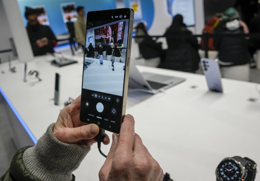 Cum arată smartphone-ul „fake” Samtaesung din Coreea de Nord. Capturile de ecran cu liderii țării sunt blocate automat de regimul Kim