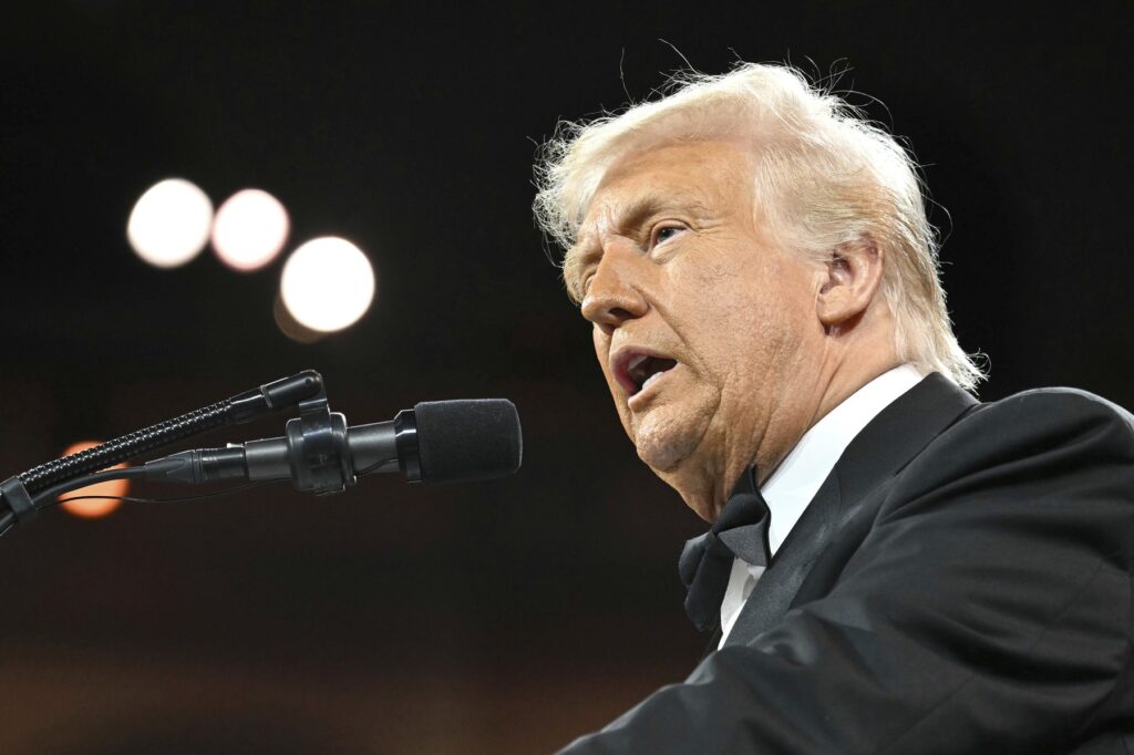 Dispozitivele smartphone și laptopurile sunt scutite de tarifele impuse de Donald Trump