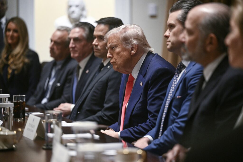 Trump salută performanțele economice ale SUA, dar admite „costuri ale tranziției” taxelor vamale