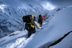 Nepal schimbă regula. Pe Everest vor avea voie alpiniștii cu permis