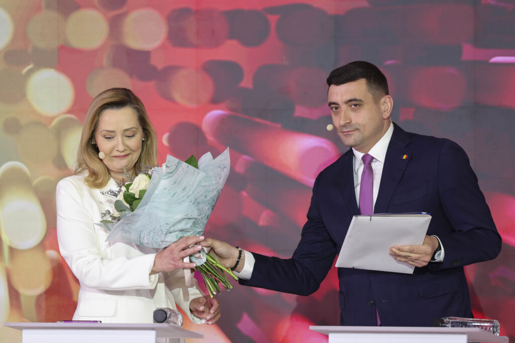 Absent de la toate dezbaterile din turul I, Simion îl acuză pe Dan că fuge de dezbateri