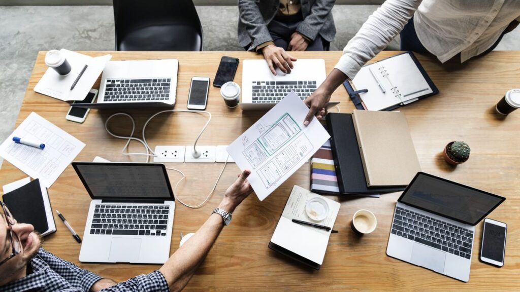 Cum atingi succesul? Trei din patru antreprenori cred în noroc