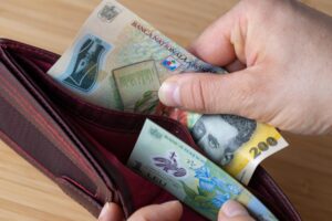 ROBOR-ul a crescut cu 30%, afectând creditele în lei. Cursul euro a depășit 5,1 lei, după doi ani de stagnare. Cât de gravă devine situația economică