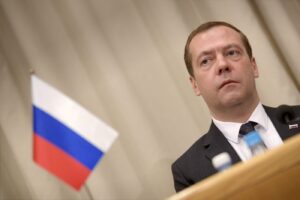 Dmitri Medvedev acuză Europa că sabotează eforturile SUA pentru ca Rusia să oprească RĂZBOIUL din Ucraina: „Imbecilii europeni împiedică pacea”