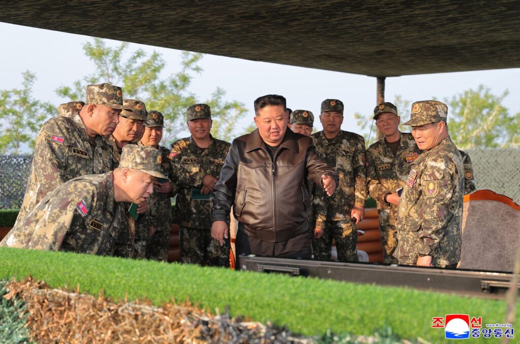 Kim Jong-Un pledează pentru consolidarea capacității MILITARE a Coreei de Nord/ Președintele cere organizarea frecventă a exercițiilor de artilerie