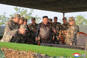 Kim Jong-Un pledează pentru consolidarea capacității MILITARE a Coreei de Nord/ Președintele cere organizarea frecventă a exercițiilor de artilerie