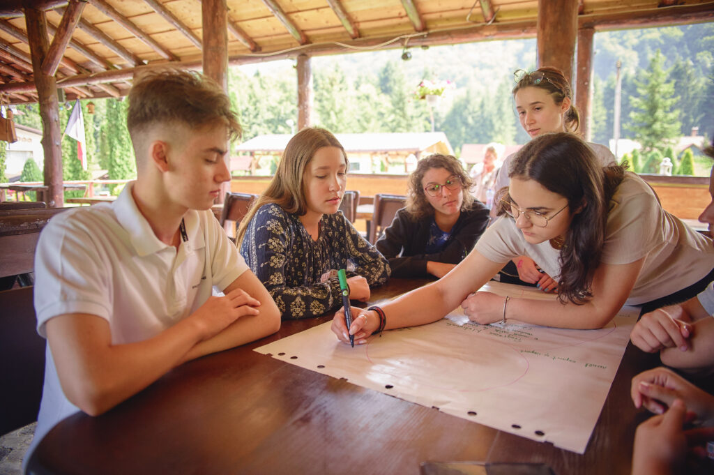 Doar 1 din 5 copii din mediul rural se simte cu adevărat fericit