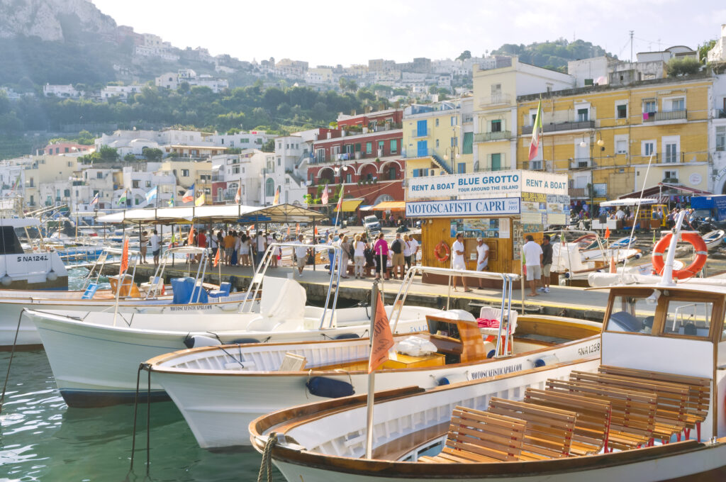 Capri se sufocă sub avalanșa de turiști: Primăria declară război debarcărilor în masă