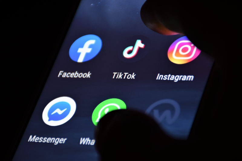 Românii cu venituri sub 3.000 lei petrec cel mai mult timp pe Facebook si TikTok