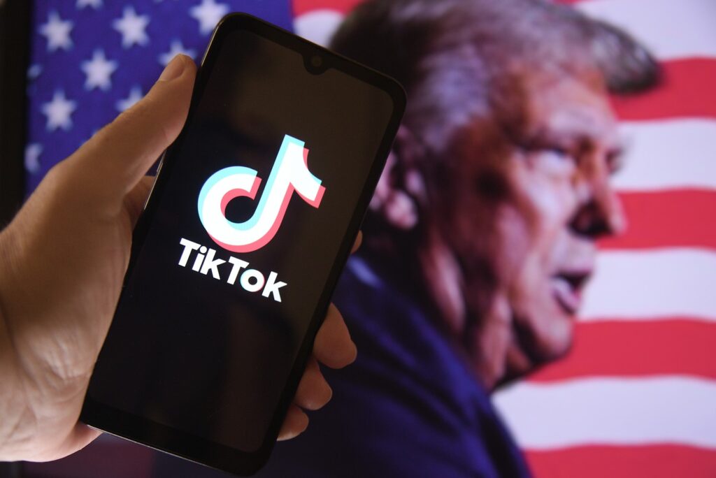 Donald Trump a găsit cumpărător pentru TIKTOK AMERICA. Tranzacţia va necesita acordul lui Xi Jinping