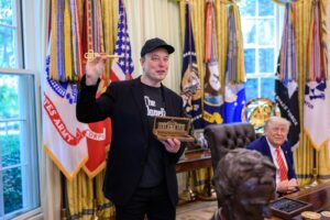 Se caută înlocuitor pentru Space X, compania lui Musk. Administrația Trump tatonează companii rivale