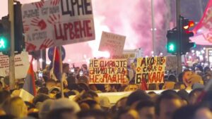 Protest masiv în Serbia. Peste 140.000 de oameni au cerut alegeri anticipate / Vucic acuză „puteri străine” în spatele demonstrației