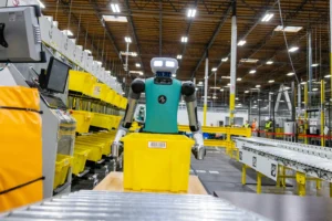 Amazon va avea în curând mai multi roboți angajați decât oameni