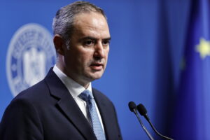 Românii, invitați ”în parteneriat” cu guvernanții pentru a plăti dezmățul politicienilor