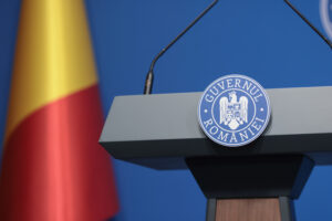 Bolojan taie ospețele după ședințe și lasă demnitarii fără mașini cu șoferi; zeci de angajați pleacă