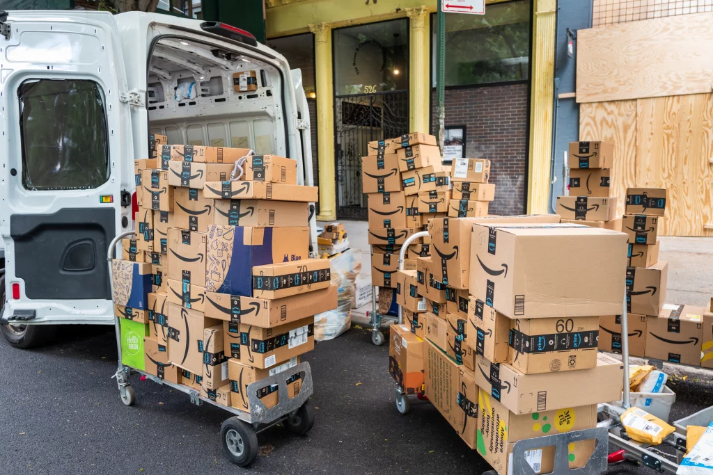 O femeie din California a primit sute de colete fără să comande. Adresa ei a fost folosită de un vânzător din China pentru retur