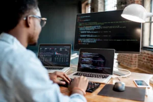 În UK, joburile entry-level au scăzut cu 32% de la apariția ChatGPT