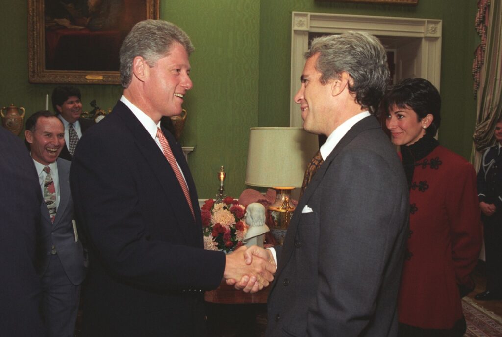 Bill Clinton și Donald Trump i-au trimis SCRISORI lui Jeffrey Epstein. Amândoi figurează într-un album aniversar din 2003, alături de 50 personalități