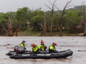 Bilanțul inundațiilor din TEXAS a urcat la 51 de morți. În continuare zeci de persoane sunt date dispărute, inclusiv 27 de fete de la o tabără de vară
