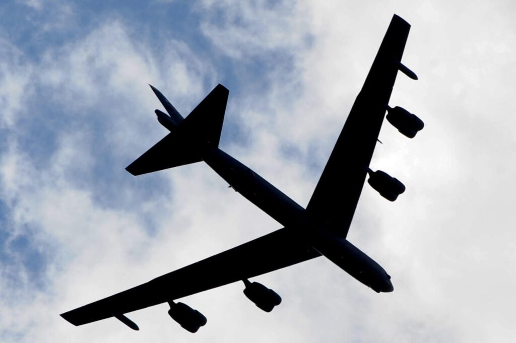 Coliziune între un avion de pasageri și un bombardier B-52, evitată la limită. Pilotul a recurs la o manevră agresivă de „ocolire”