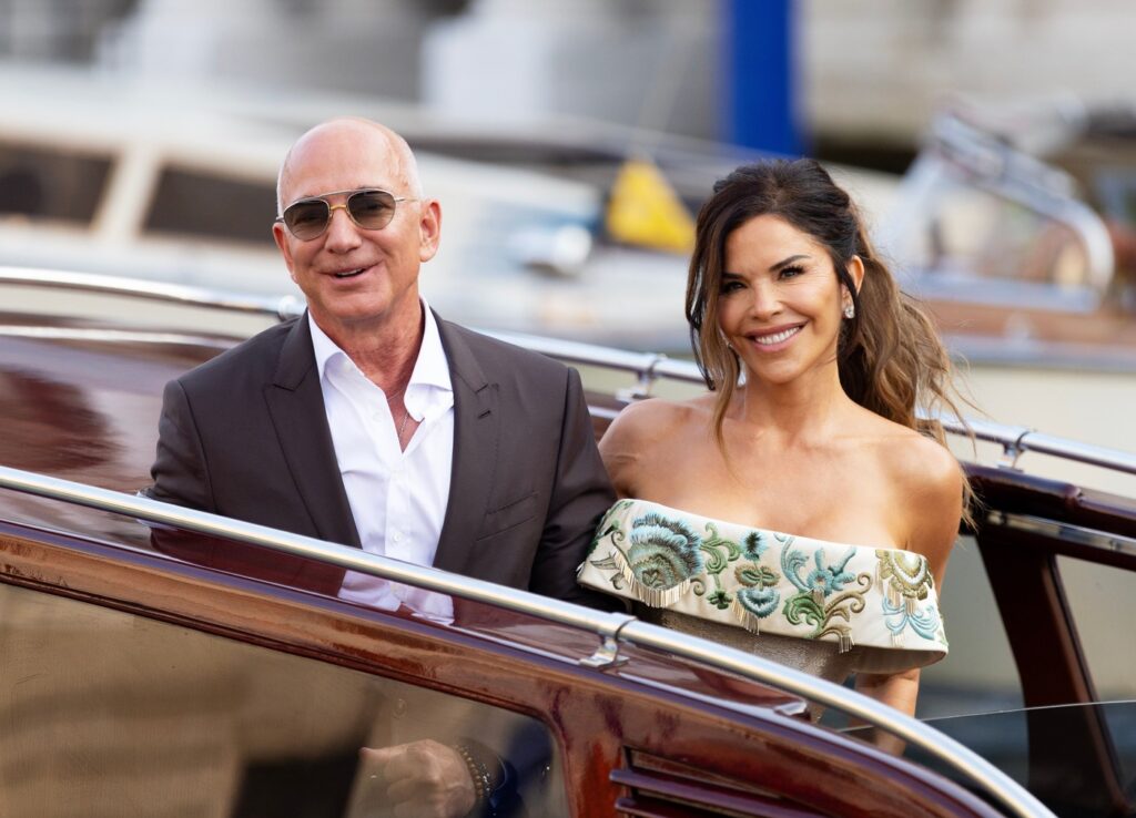 Jeff Bezos ar fi lăsat un bacșiș uriaș la hotelul de 5 stele de la Veneţia, după nunta cu Lauren Sanchez. Ce reacție au avut angajații