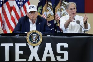 Donald Trump a vizitat zona devastată de inundații