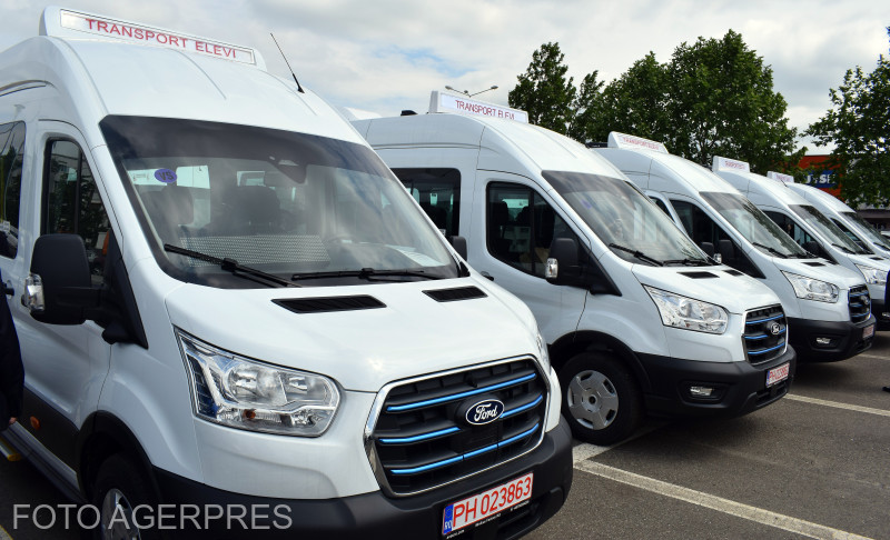 Microbuze școlare de 90.000 €, vândute cu 200.000 €. Ministrul Pîslaru trimite Corpul de control